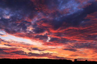 Mor bulutlar, günbatımı, ışık günah bulutlar, yaz gün batımı bulutlar içinde