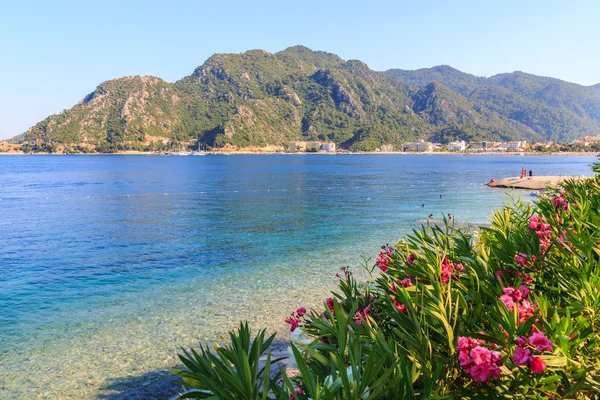 Türkiye'nin sahil, beyaz kum sahil, suda, yaz tatili Avrupa'nın bir gemi