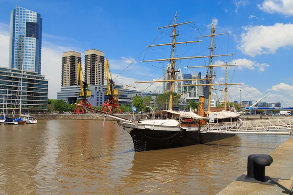 şehir içinde gece buenos aires, Güney Amerika, puerto madero bölge bağlantı noktası