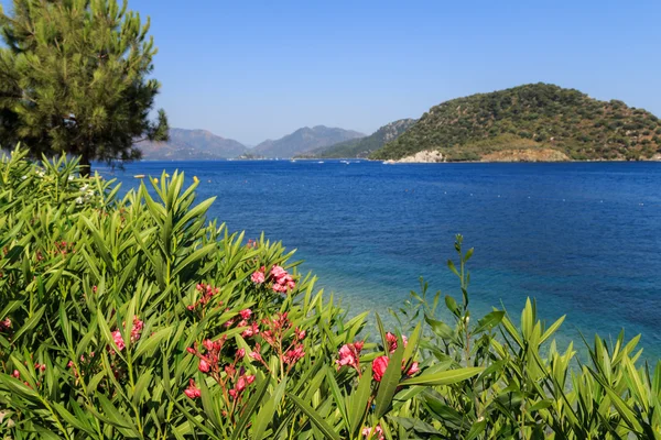 Spiaggia di tacchino, spiaggia di sabbia bianca, una nave in acqua, vacanze estive in Europa — Foto Stock