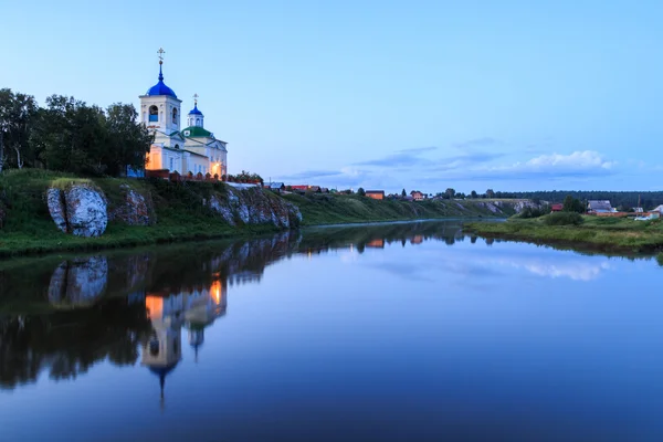 Ortodoxa kyrkan i ryska byn — Stockfoto
