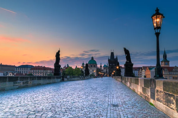 Charles Bridge in de ochtend, Prague, Tsjechië — Stockfoto