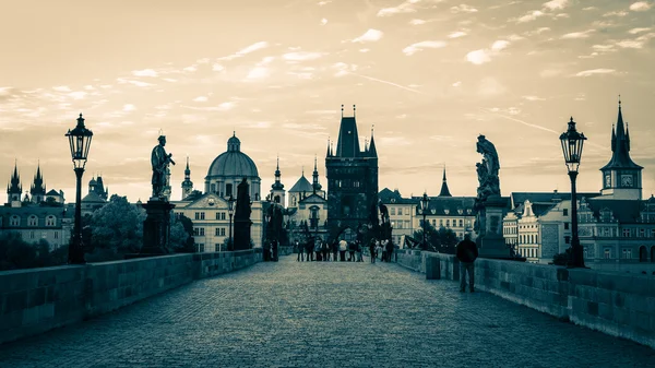 Charles Bridge in de ochtend, Prague, Tsjechië — Stockfoto