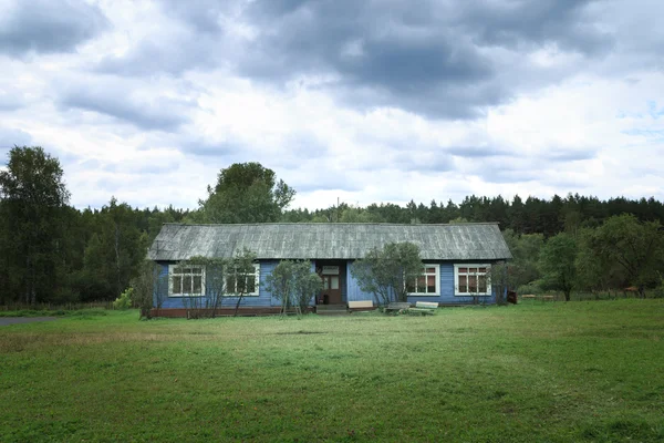 Sonbahar, Rus doğa, bulutlu gün eski evde — Stok fotoğraf