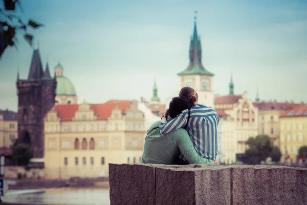 Romantisch uitzicht op de Karelsbrug, paar rug, knuffelen liefhebbers, knuffelen mensen — Stockfoto