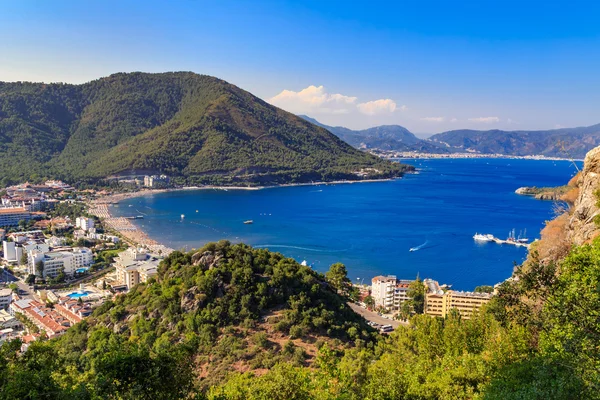 Türkiye'nin sahil, beyaz kum sahil, suda, yaz tatili Avrupa'nın bir gemi