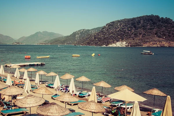 Spiaggia di tacchino, spiaggia di sabbia bianca, una nave in acqua, vacanze estive in Europa — Foto Stock