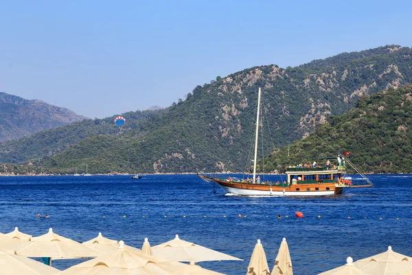 Côte de dinde, littoral de sable blanc, un bateau dans l'eau, vacances d'été en Europe — Photo