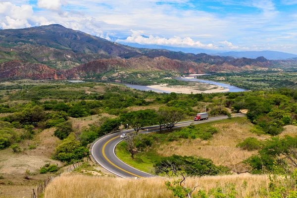 yol ve Yeşil dağlar, Kolombiya, latin Amerika manzara