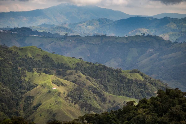 Una casa en las montañas, selva verde en las montañas, Colombia, América Latina —  Fotos de Stock