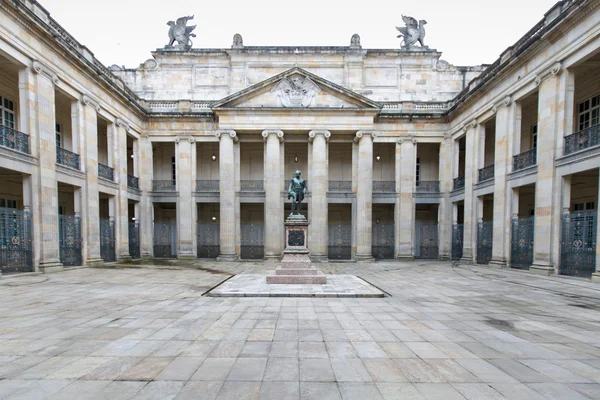 Patio dentro del edificio del Capitolio Nacional, Plaza Bolívar en el centro de Bogotá, Colombia, América Latina —  Fotos de Stock