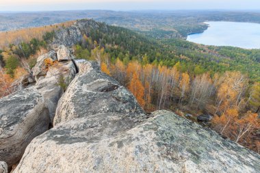 Ormanın içinde dağ, altın sonbahar günbatımı, altın düşme günbatımı tepesinden görüntülemek