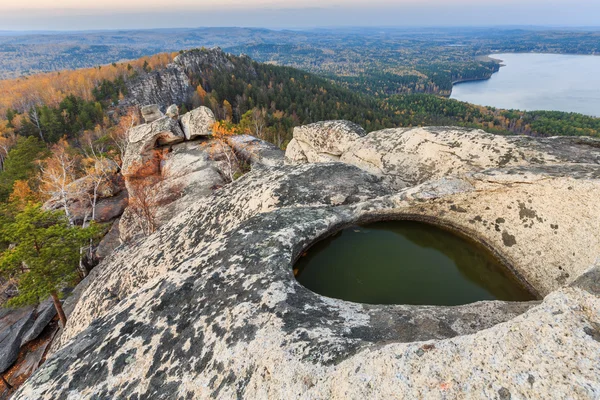 Ormanın içinde dağ, altın sonbahar günbatımı, altın düşme günbatımı tepesinden görüntülemek