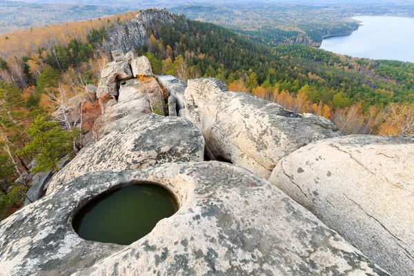 Ormanın içinde dağ, altın sonbahar günbatımı, altın düşme günbatımı tepesinden görüntülemek