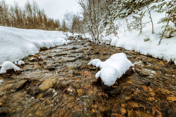 Κρύο νερό των βόρειων ποταμών, ρωσικής φύσης, καταρράκτη — Φωτογραφία Αρχείου