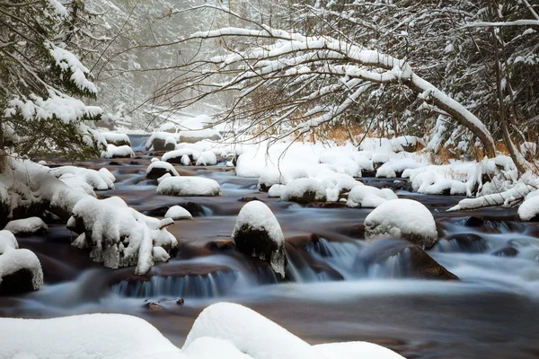 Zimnej wody north river, rosyjski charakter, wodospad — Zdjęcie stockowe