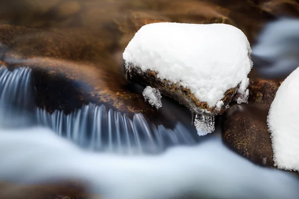 Zimnej wody north river, rosyjski charakter, wodospad — Zdjęcie stockowe