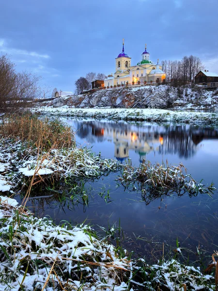 Kościół prawosławny na rzece, Świt nad rzeką — Zdjęcie stockowe