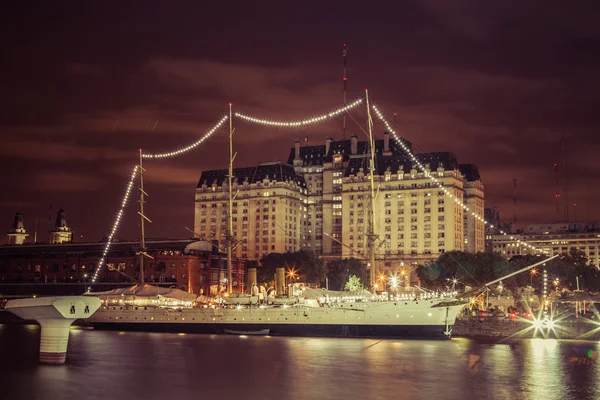 şehir içinde gece buenos aires, Güney Amerika, puerto madero bölge bağlantı noktası