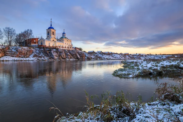 Kościół prawosławny na rzece, Świt nad rzeką — Zdjęcie stockowe