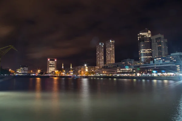 Centro de la ciudad en la noche buenos aires, América del sur, puerto Puerto del madero distrito — Foto de Stock