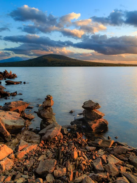 Große Steine im Wasser, Sonnenuntergang am See — Stockfoto