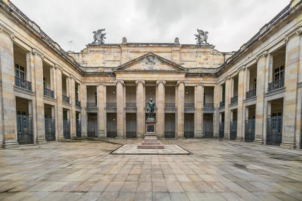 Patio dentro del edificio del Capitolio Nacional, Plaza Bolívar en el centro de Bogotá, Colombia, América Latina —  Fotos de Stock