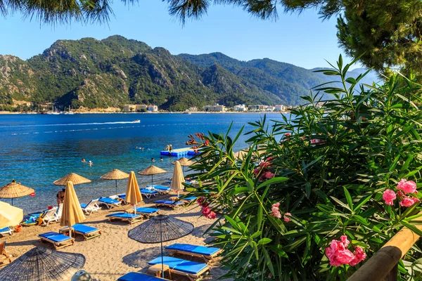 Costa de pavo, costa de arena blanca, un barco en el agua, vacaciones de verano en Europa — Foto de Stock