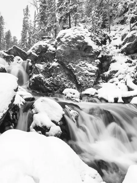 Снежная холодная вода северной реки, российская природа, водопад в снегу, замерзший водопад — стоковое фото