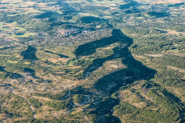 Mid-air view of green hills and cultivated land near Forcalquier — Stock Photo, Image