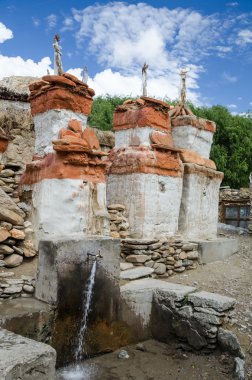 Üst Mustang, Chele Köyü chortens ve su sistemi