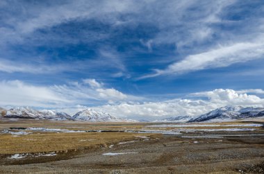 Şaşırtıcı görünümü bulutlu gökyüzü ve yüksek irtifa Tibet platosu