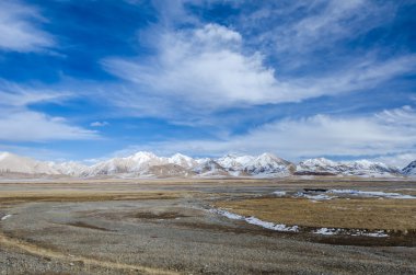 Yüksek irtifa Tibet platosu ve bulutlu gökyüzü, Qinghai Eyaleti