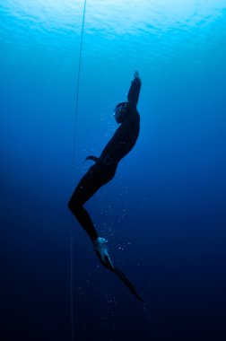 Freediver derinlik dışarı taşır