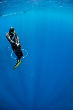 Kabarcık hava halka aracılığıyla yüzmeyi Freediver çalışır