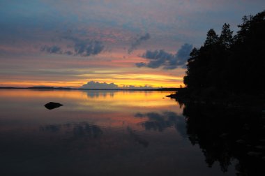 Göl üzerinde muhteşem günbatımı manzara