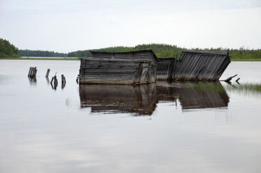 Terk edilmiş ve kırık kaymaya Dokümanlar bir gölde