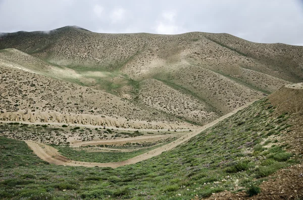 Significando estradas de alta montanha ao longo da rota de Ghemi para Lo Manthang — Fotografia de Stock