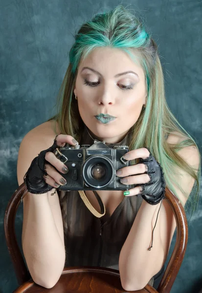 Steampunk-styled girl experiments with old fashion camera — Stock Photo, Image