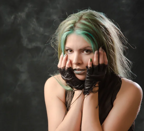 Retrato de menina assustada com cabelo verde — Fotografia de Stock