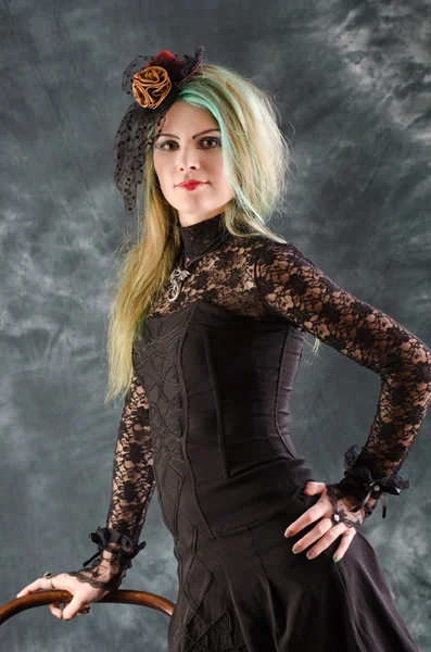 Goth flicka med retro hatt poser på studio — Stockfoto