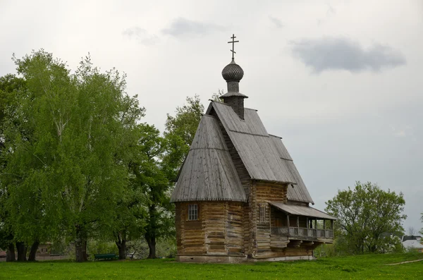 Древнедеревянная христианская церковь на холме — стоковое фото