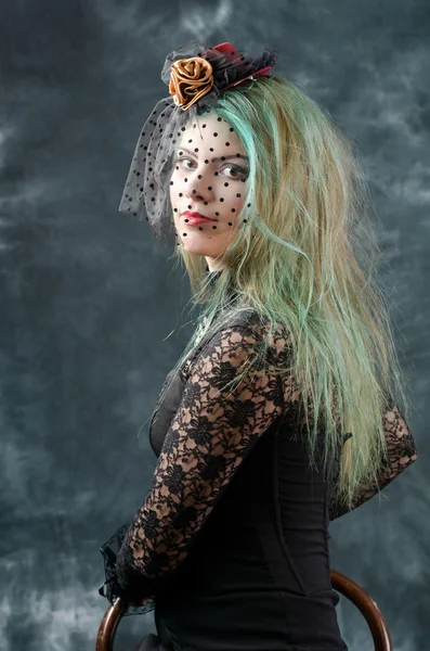 Goth ragazza con cappello retrò posa in studio — Foto Stock
