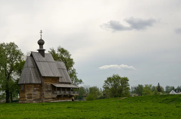 Alte christliche Holzkirche auf einem Hügel — Stockfoto