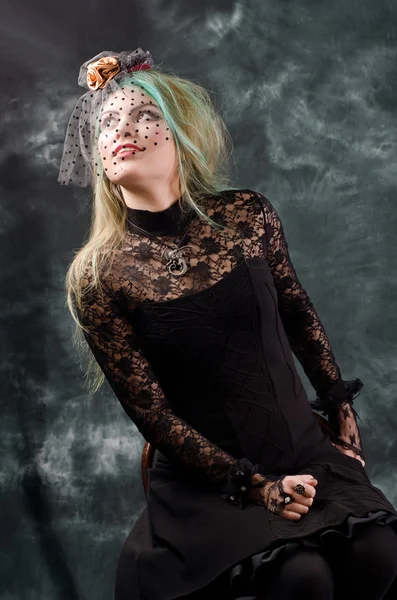 Gothic Girl mit Retro-Hut posiert im Studio — Stockfoto