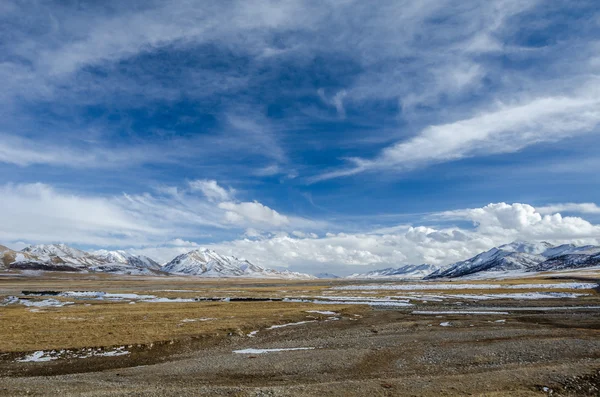 Amazing view of high altitude Tibetan plateau and cloudy sky — Stock Photo, Image