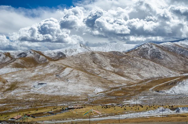 Astonishing Tibetan cloudy sky and high altitude snowy mountains — Stock Photo, Image