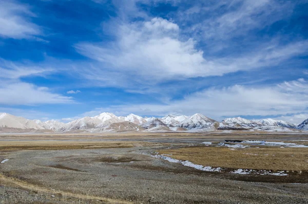 High altitude Tibetan plateau and cloudy sky at Qinghai province — Stock Photo, Image