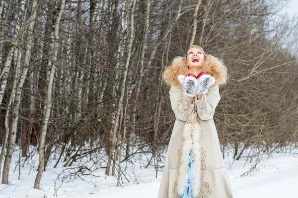 Sincerely laughing young woman in a winter forest — Stock Photo, Image