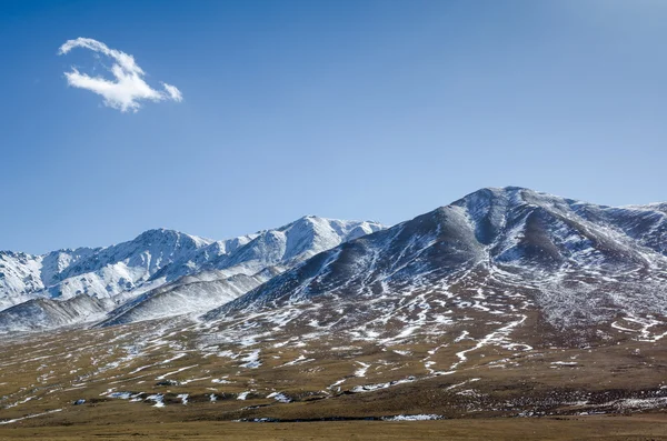 Beautiful snowy Tibetan high mountain landscape with the lonely cloud — Stock Photo, Image